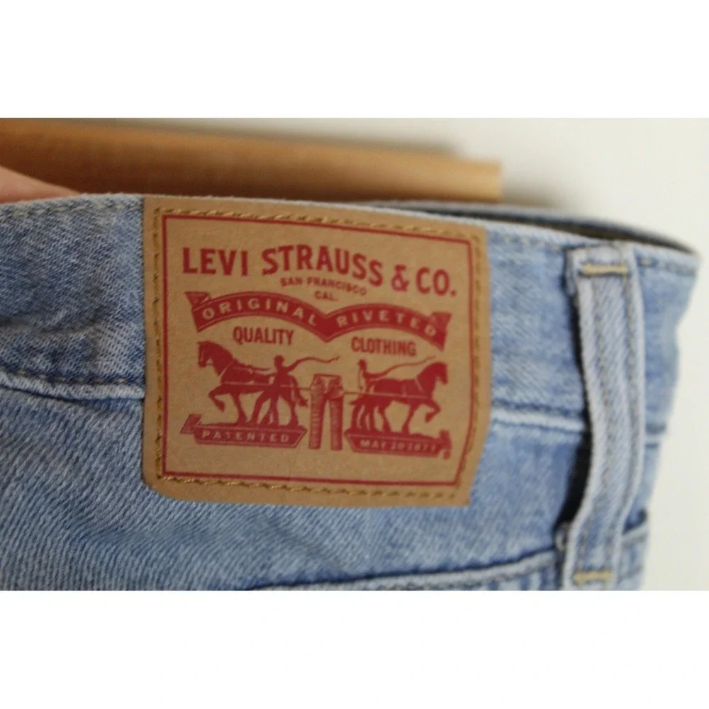 Levi Strauss High Waisted Straight Leg Light Wash‎ Denim Jeans Women's Size 27